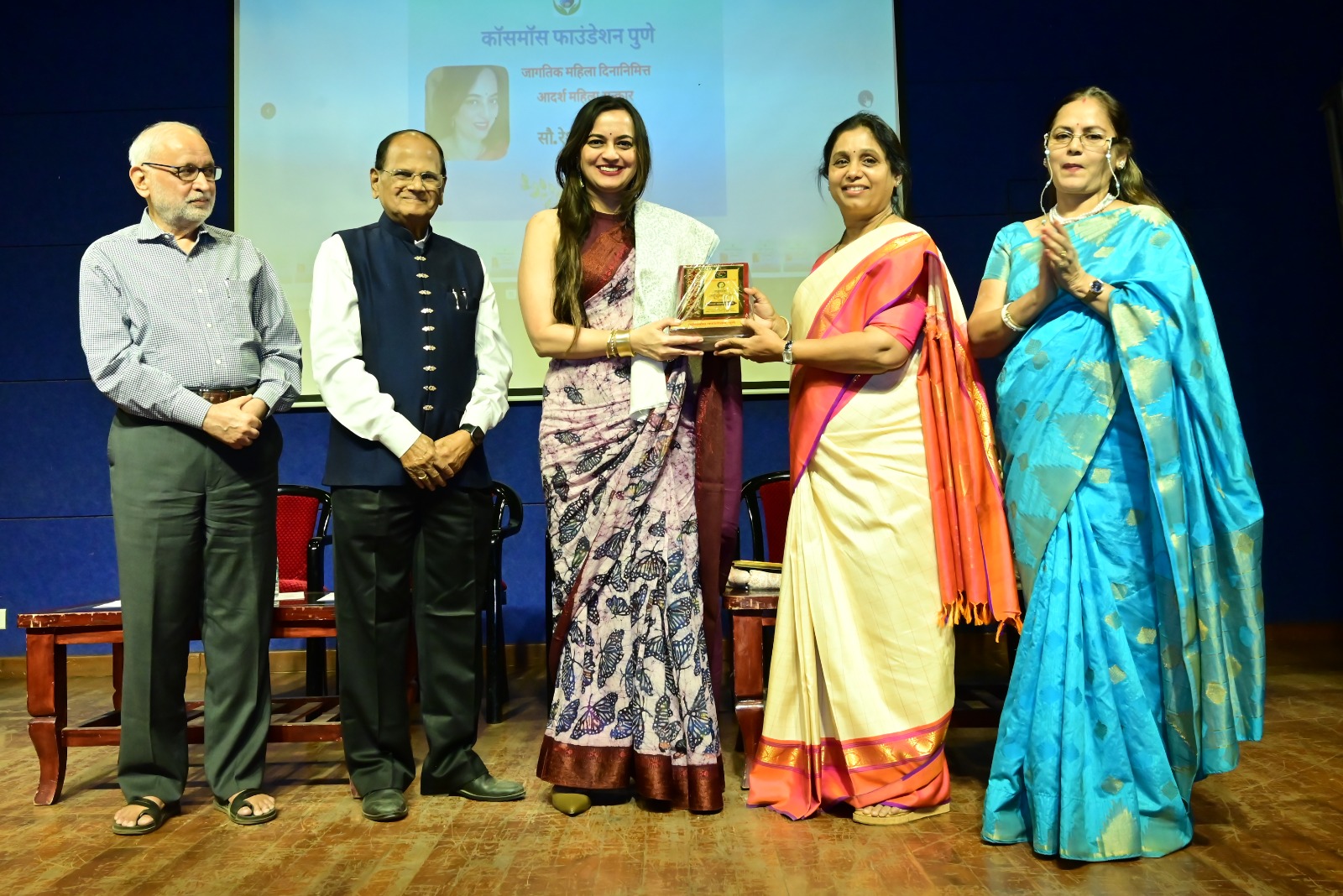 Ms. Reshma Vanarse Chainani receiving the Adarsh Mahila Puraskar 2026 award at a recognition ceremony in Pune